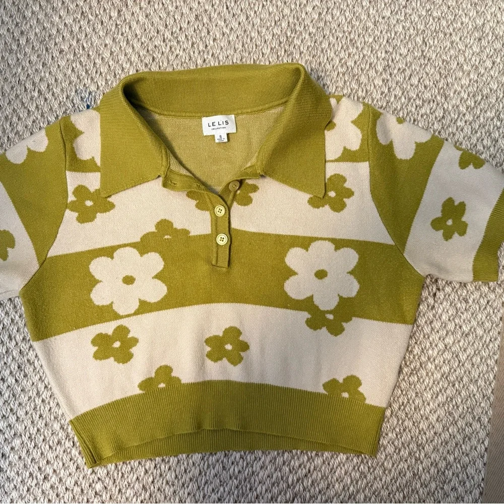 Le Lis Fitted knit Polo retro floral lime green Crop Top - size small